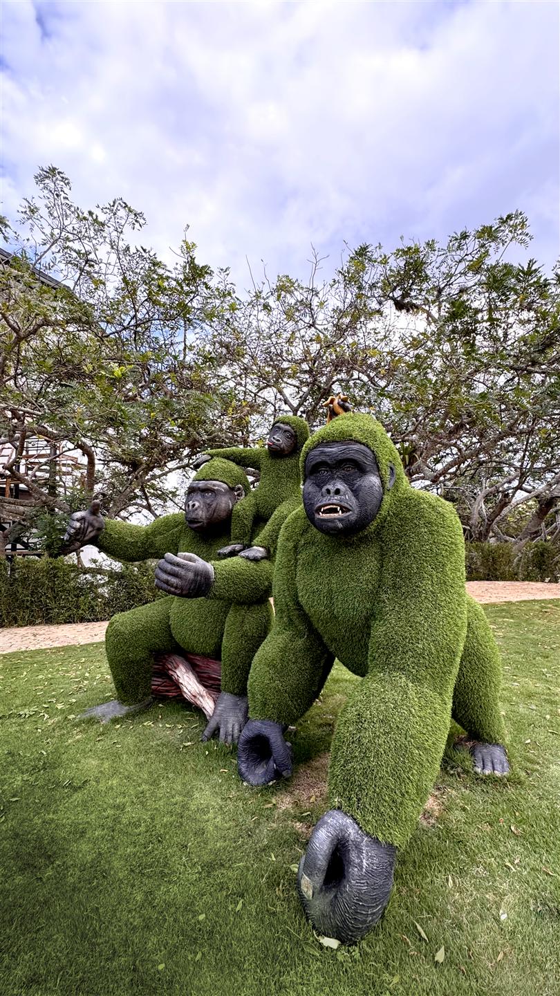 Familia de Gorilas, escultura topiaria del jardín de Hotel Pauché