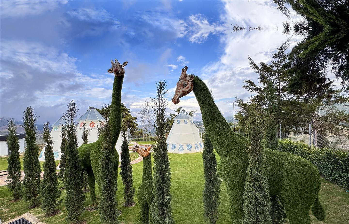 Familia de Jirafas, escultura topiaria del jardín de Hotel Pauché