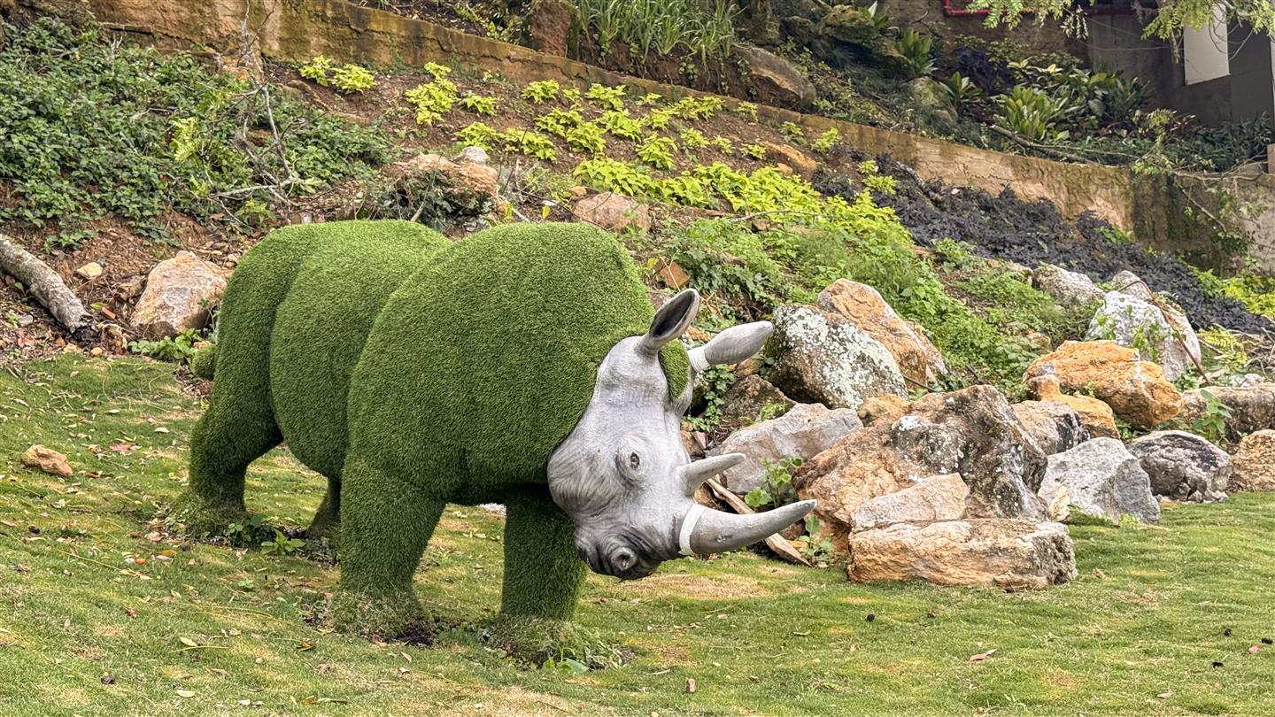 Sendero del Rino, escultura topiaria del jardín de Hotel Pauché
