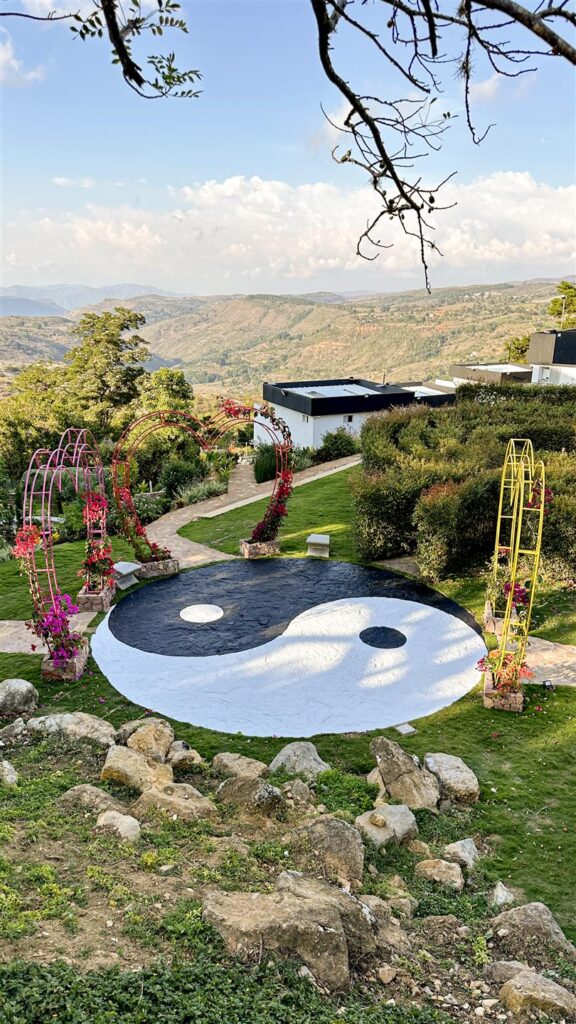 PLAZOLETA YIN-YANG DE LOS CORAZONES