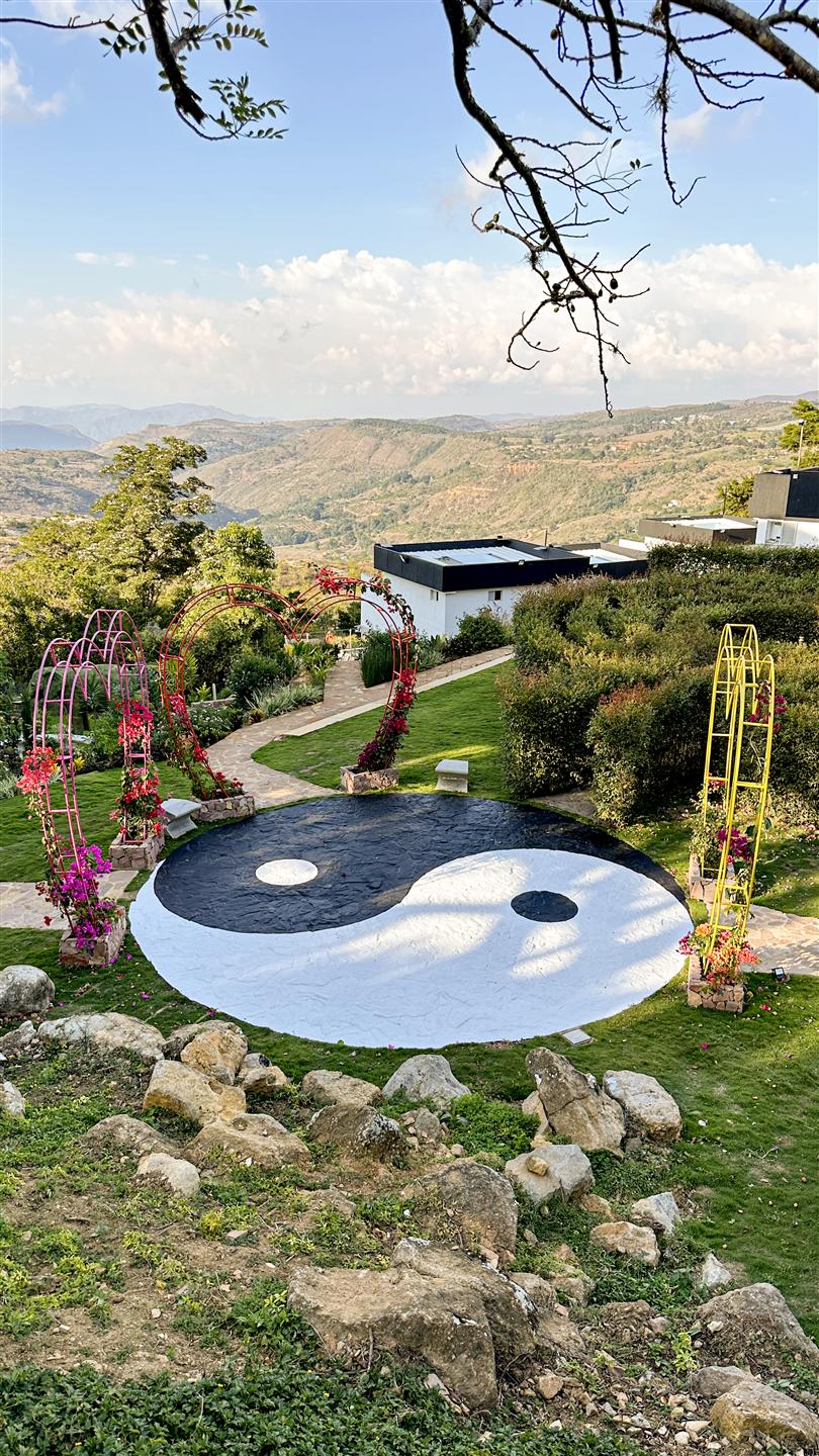 Plazoleta Yin-Yang de los Corazones, escultura topiaria del jardín de Hotel Pauché