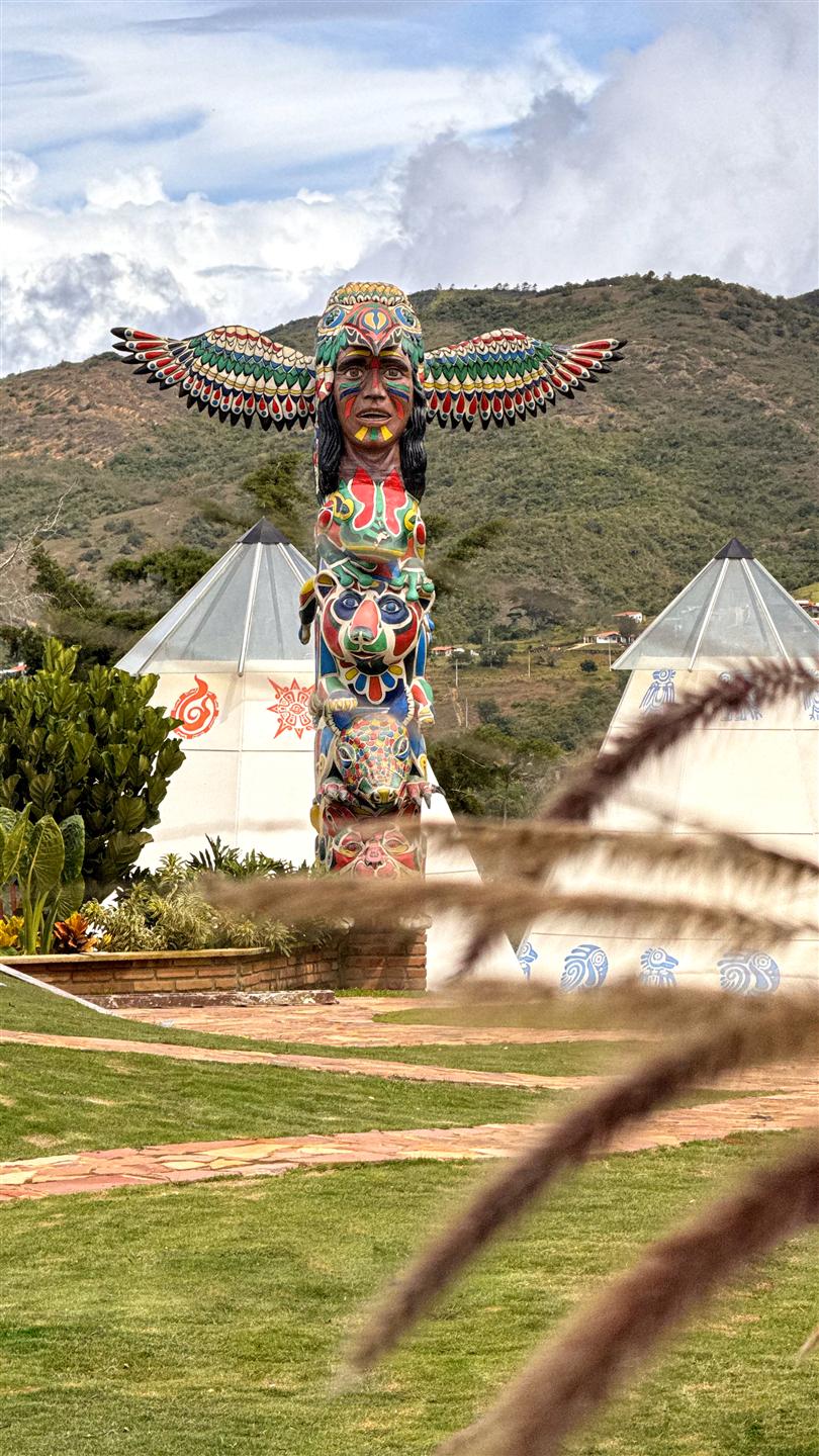 Tótems Indígenas, escultura topiaria del jardín de Hotel Pauché