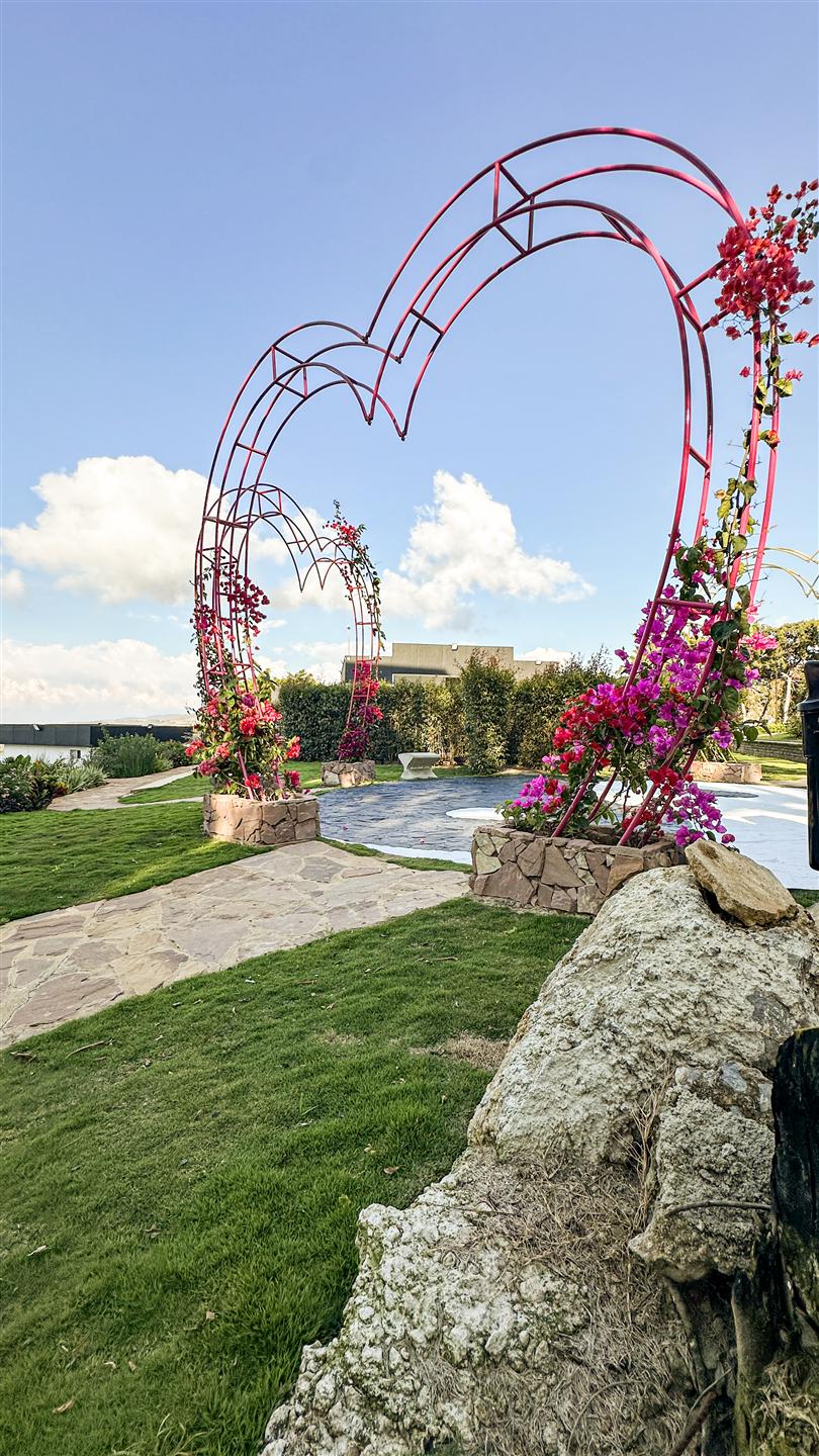 Arco de los Recuerdos, escultura topiaria del jardín de Hotel Pauché